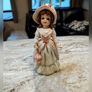 - - Enesco Lady Elizabeth porcelain Figurine. 1981. vintage. EUC. 8 inches.
